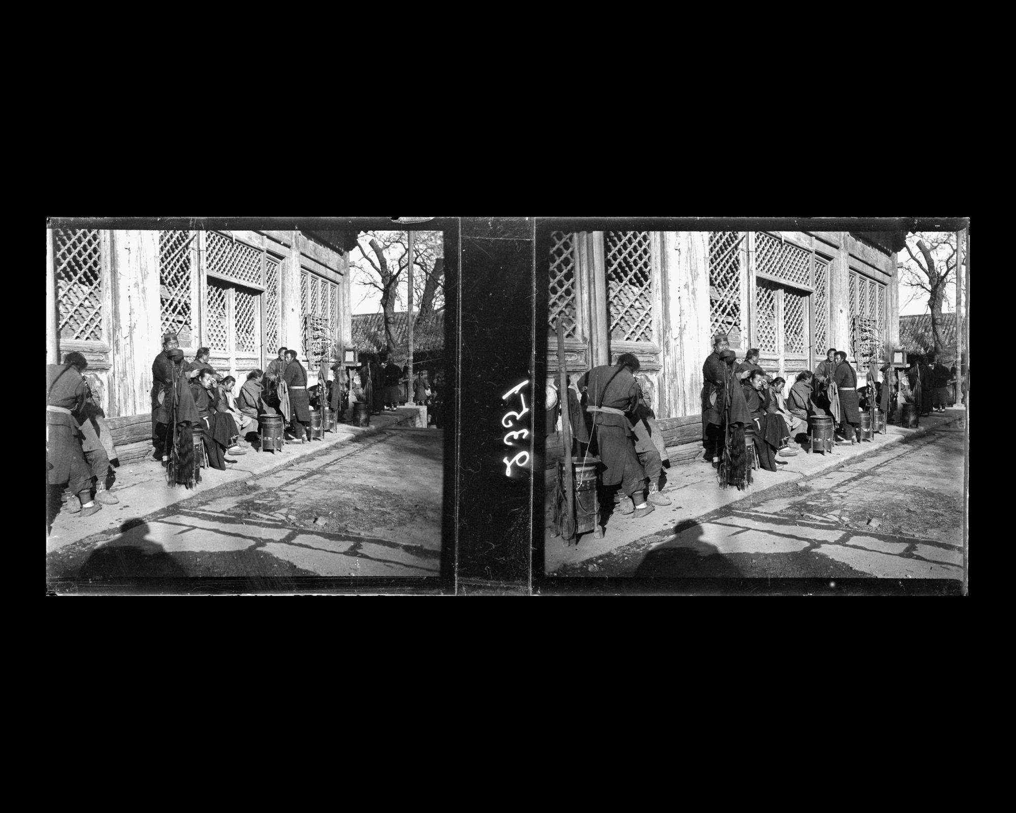 Image représentant Des coiffeurs-barbiers ambulants s'occupent des visiteurs de la foire monastique (miaohui) du temple Huguosi ("monastère de la Protection du Pays")