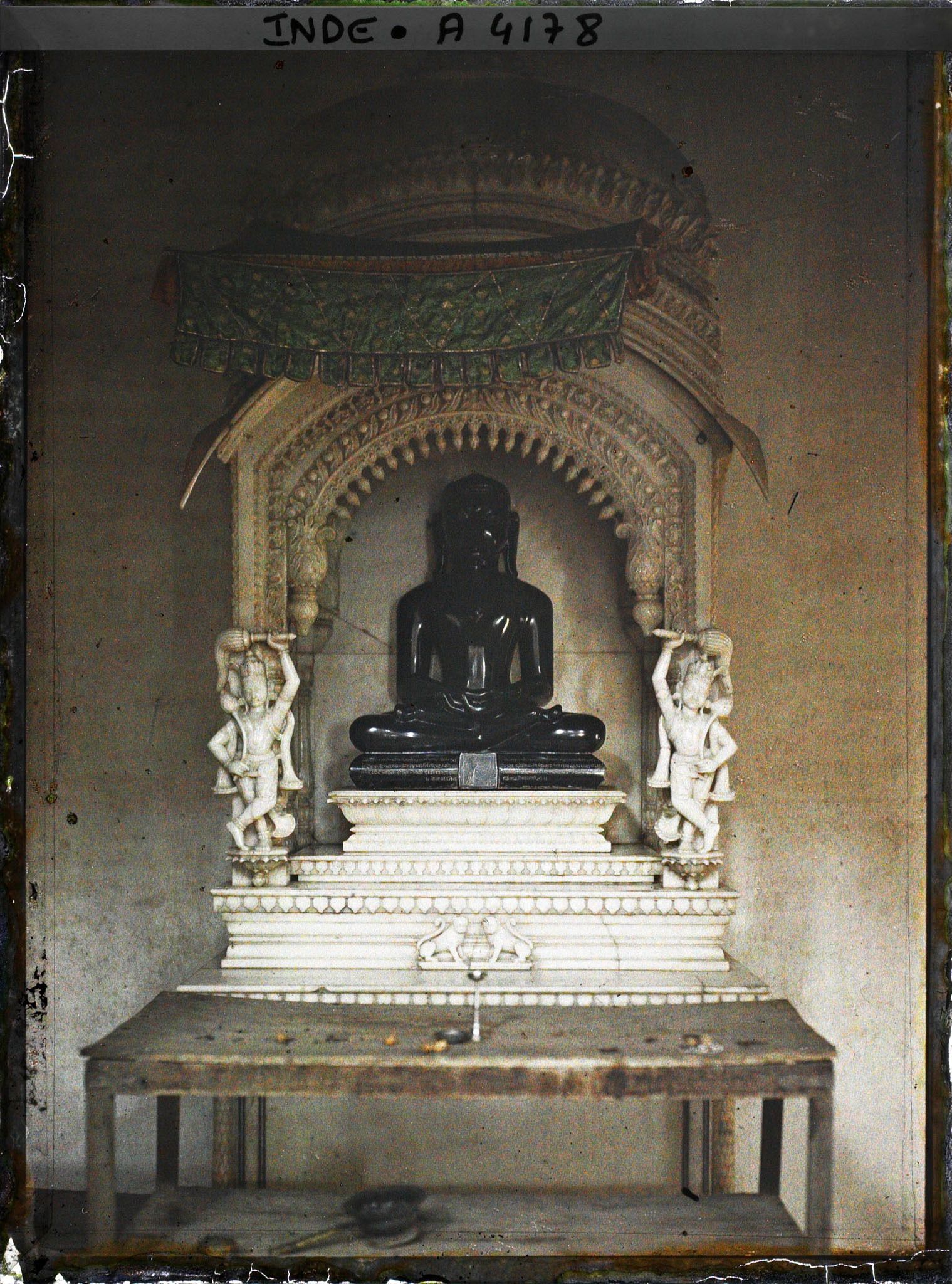 Image représentant Autel et statue de la divinité jaïn Mahavira