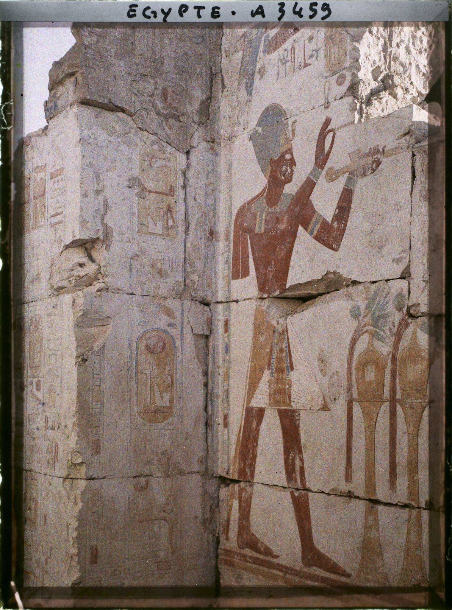 Image représentant Bas-reliefs peints à l'intérieur du temple de Ramsès II