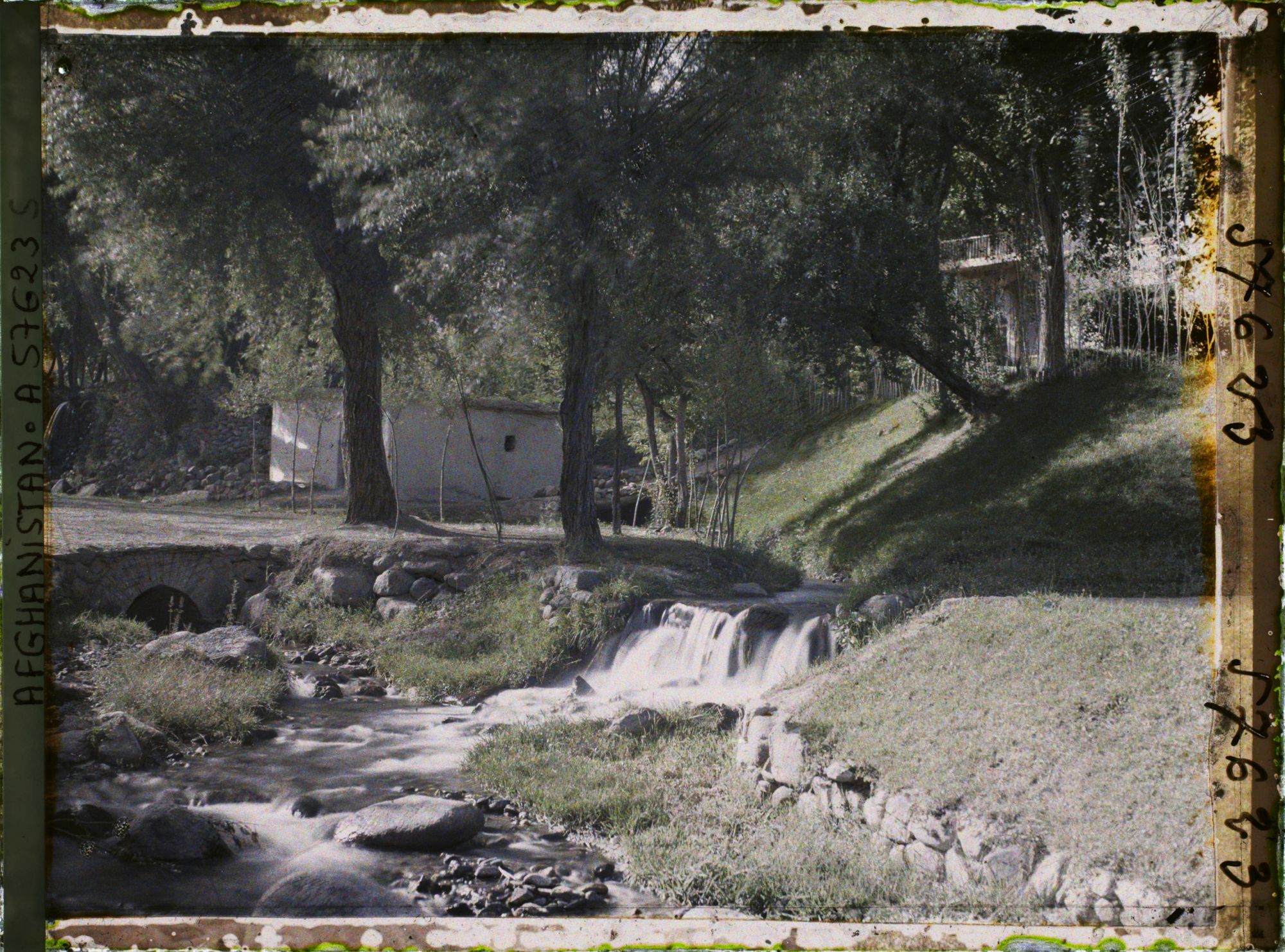 Image représentant Lieu-dit Darra ("la vallée"), en haut du village de Paghman, le long du torrent