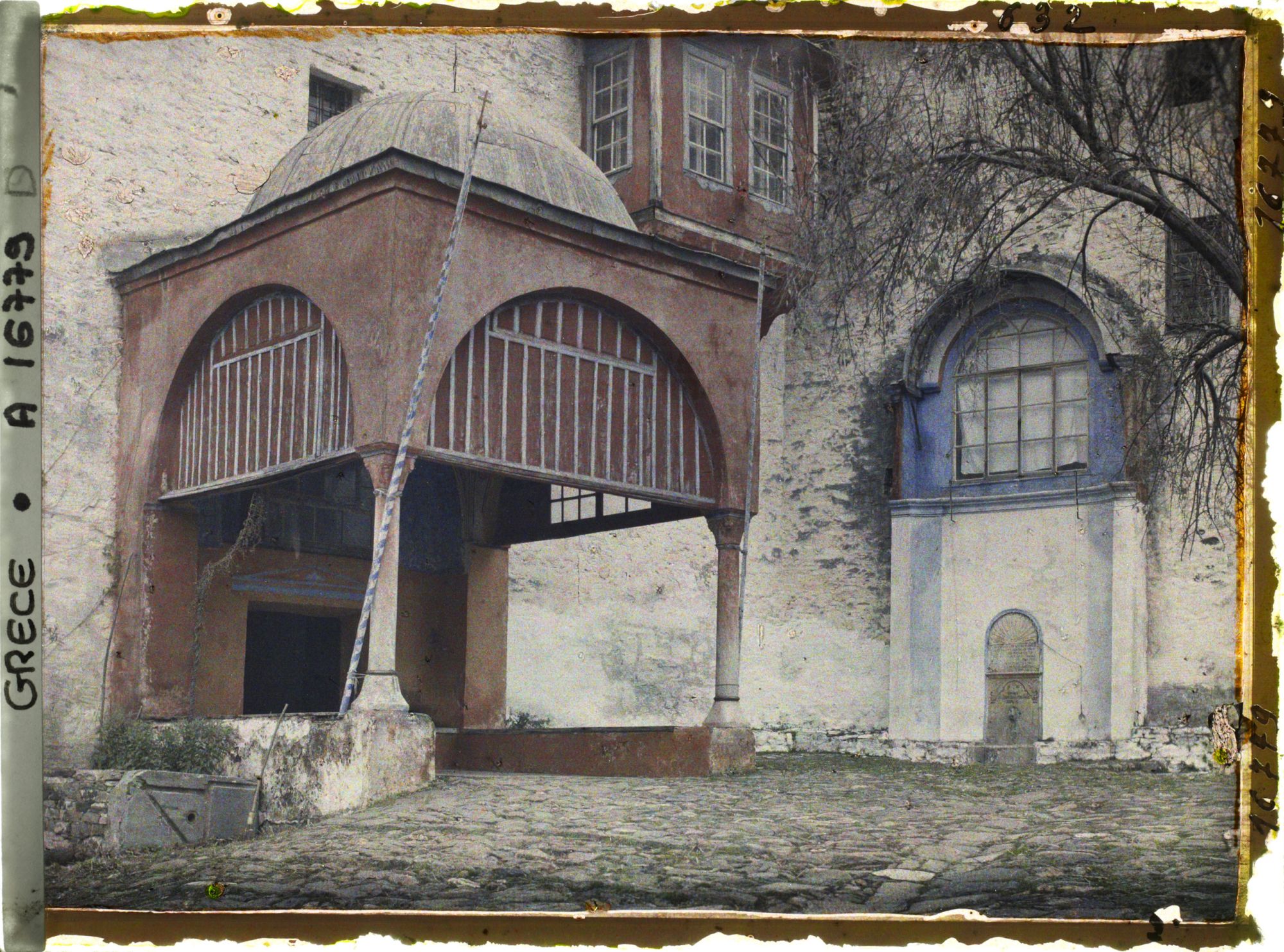 Image représentant Mont Athos, Pantokrator, L'entrée du Monastère