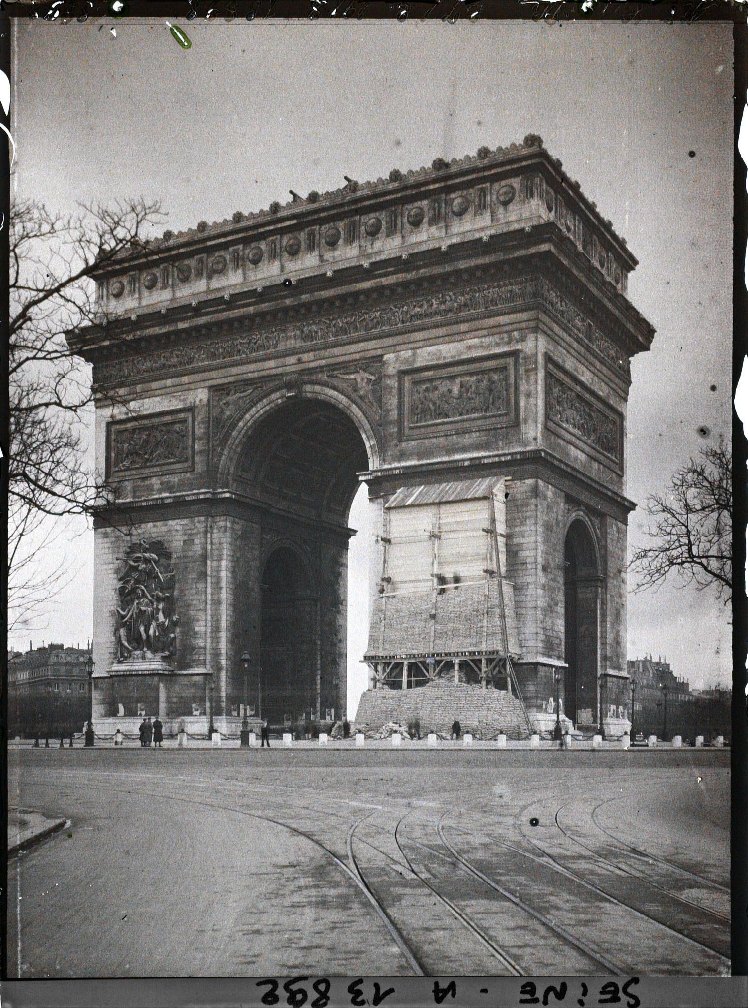 Image représentant L'arc de Triomphe protégé contre les bombardements, vu des Champs-Elysées
