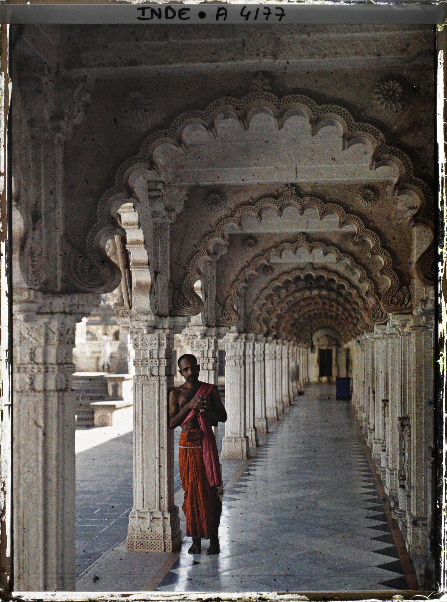 Image représentant Officiant au temple jaïn Hathi Singh