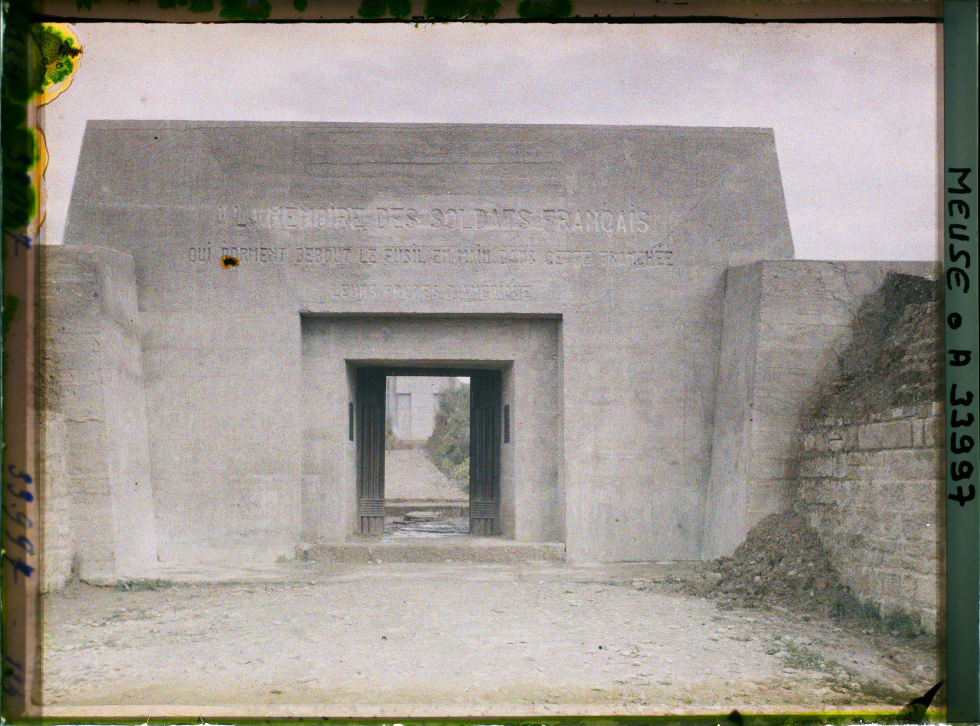 Image représentant France, Douaumont, L'entrée du Monument de la Tranchée