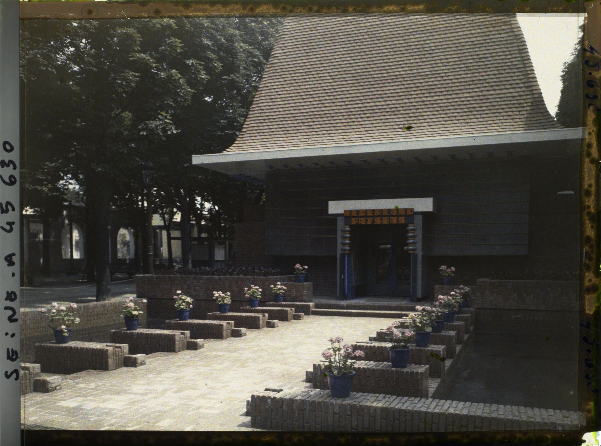 Image représentant L'Exposition des arts décoratifs, Pavillon de la Hollande, l'entrée