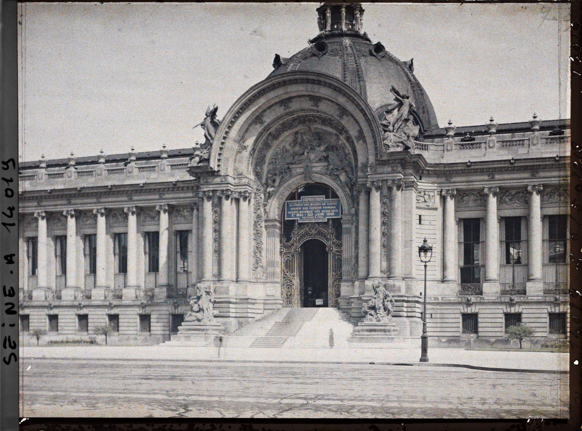 Image représentant Le Petit Palais, entrée de l'exposition au profit des œuvres de guerre, Société des artistes français et Société nationale des Beaux-Arts du 1er mai au 30 juin 1918