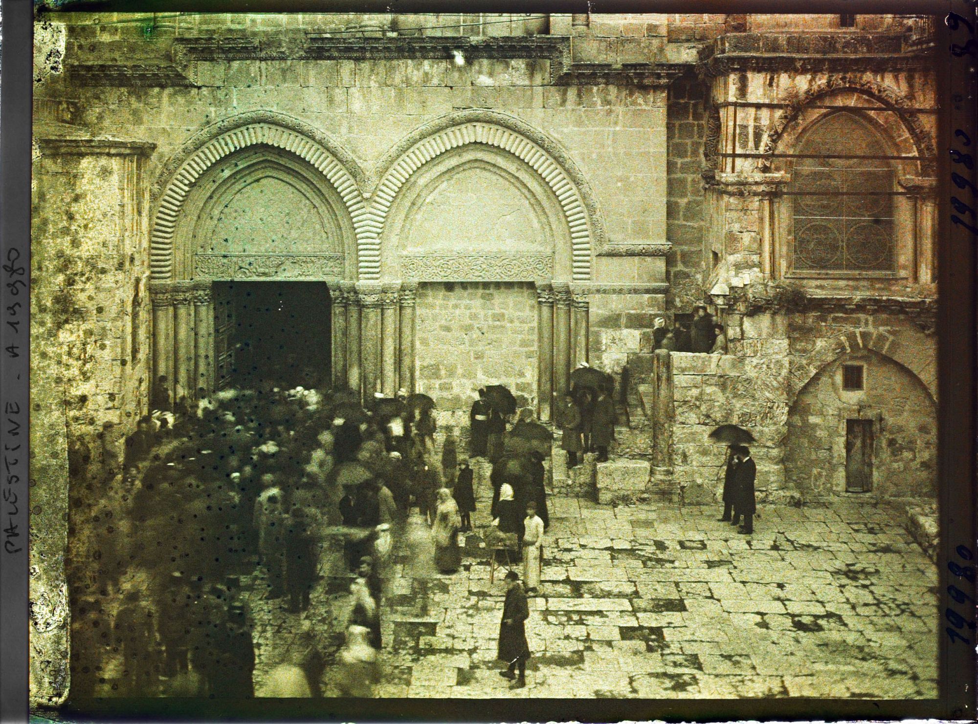 Image représentant Entrée de l'Eglise du Saint-Sépulcre lors de la visite du Cardinal Dubois