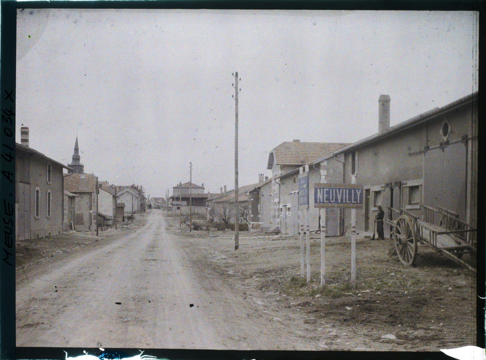 Image représentant France, Neuvilly, Entrée par la route de Verdun