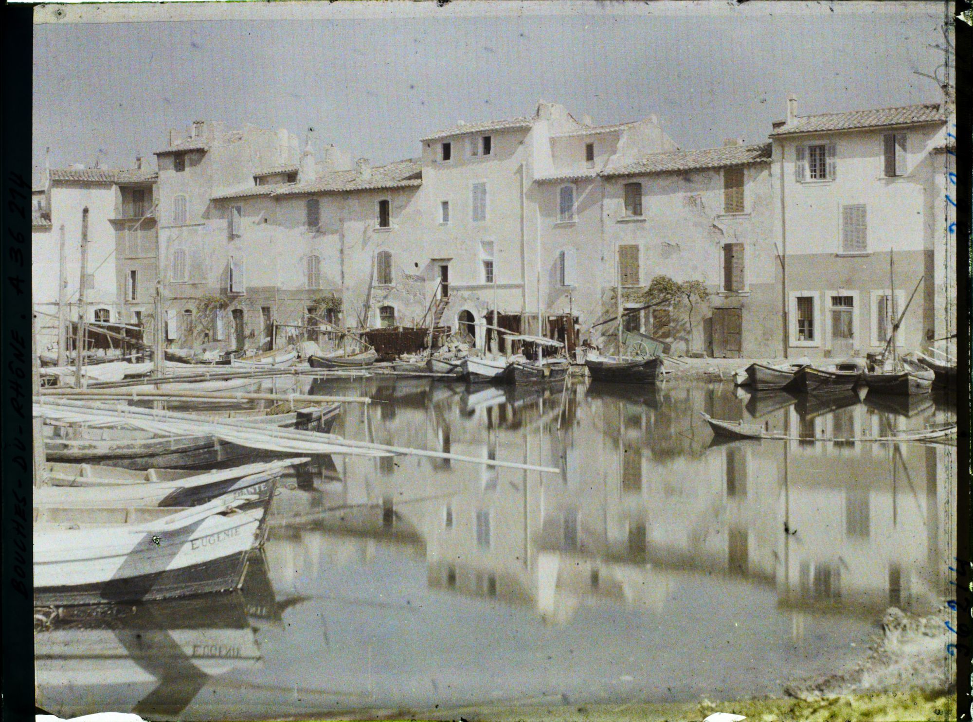 Image représentant Des tartanes devant les maisons de pêcheurs, quartier Brescon