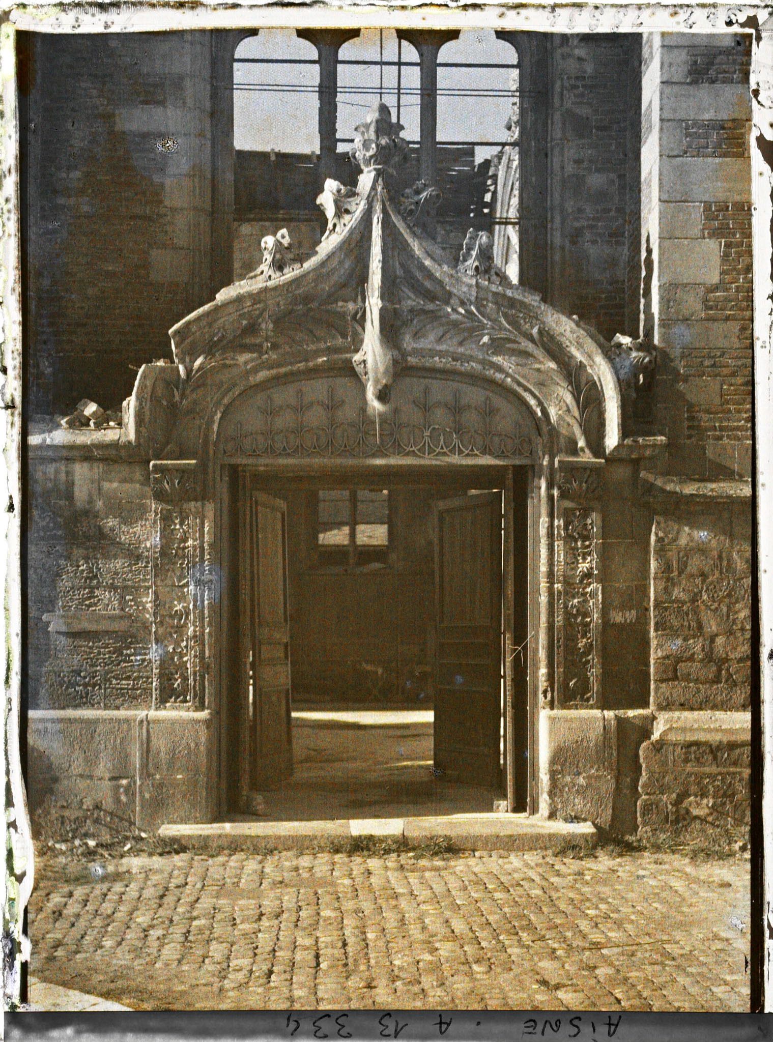 Image représentant France, Chauny, Porte Sud de l'Eglise St Martin
