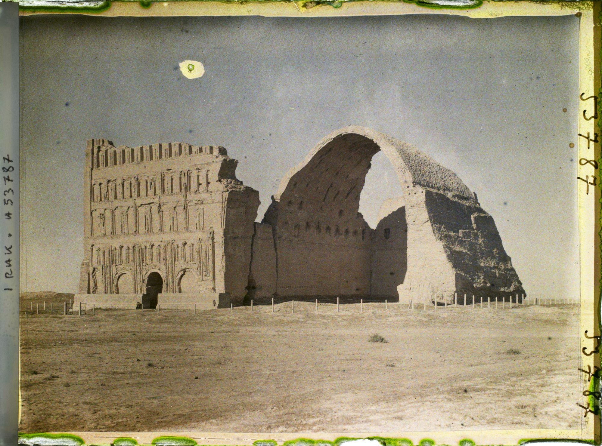 Image représentant Le Taq-I-Kisra (arc de Khosroes), salle voûtée