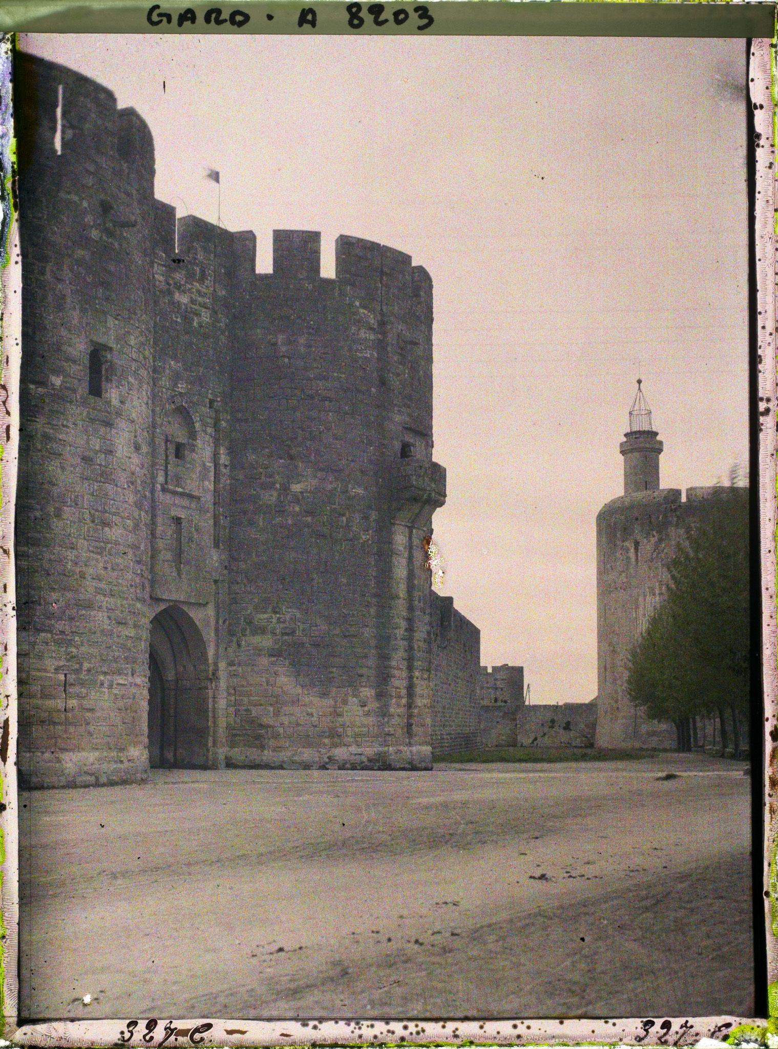 Image représentant La porte d'entrée de la Gardette et la tour de Constance