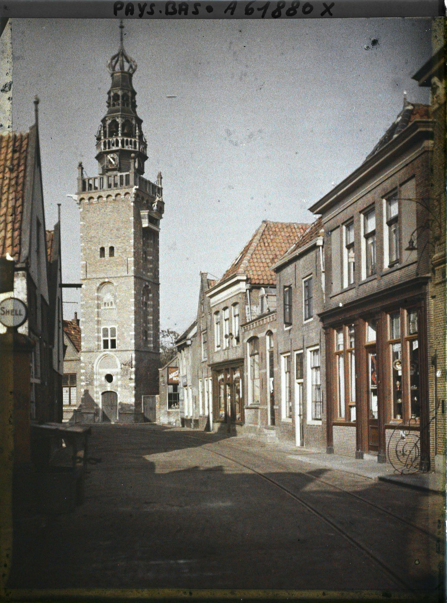 Image représentant La Kerkstraat menant à la tour de l'Horloge