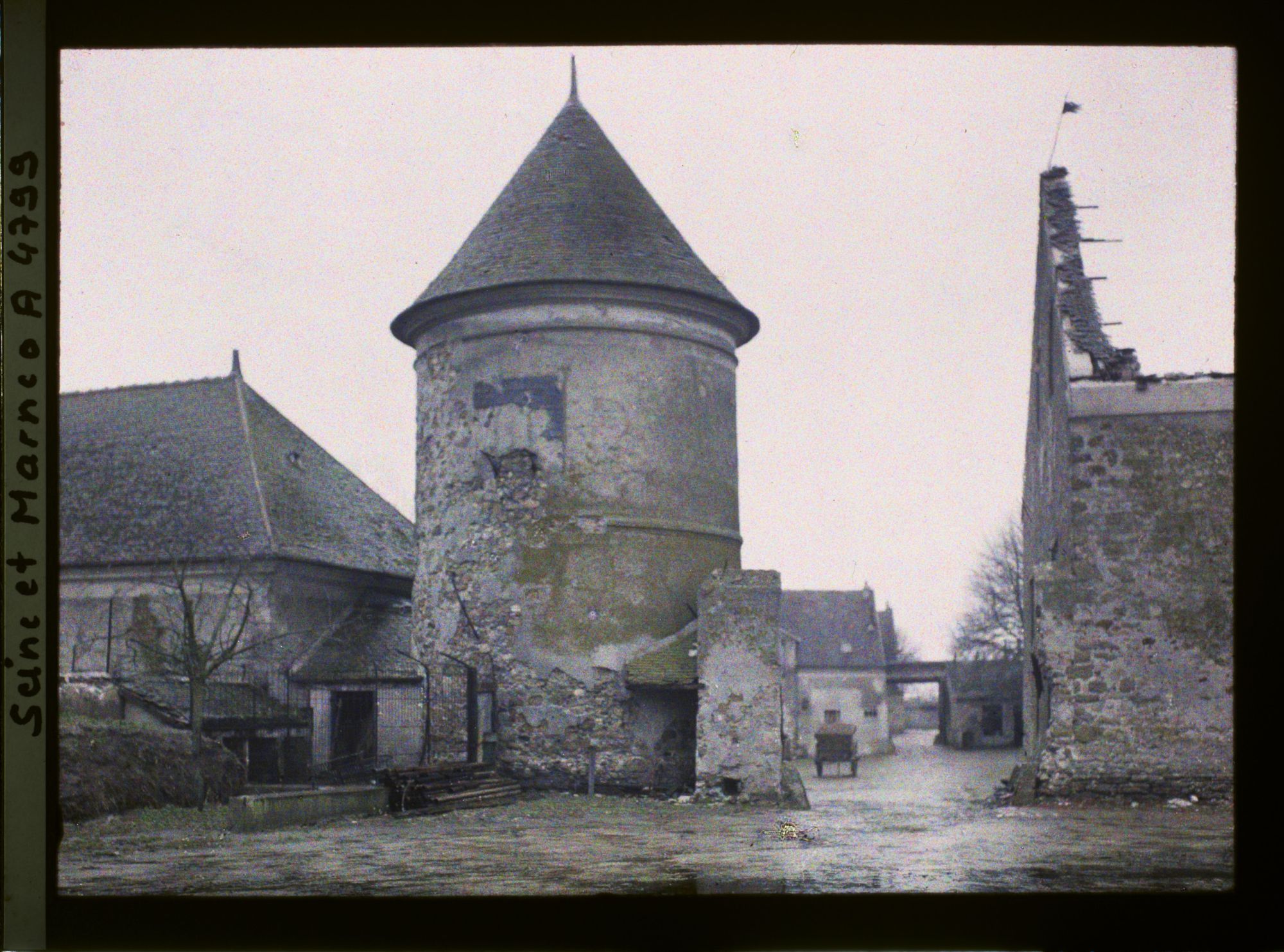 Image représentant France, Neufmontiers, Ensemble de la ferme de la grande cour (vue prise des greniers)