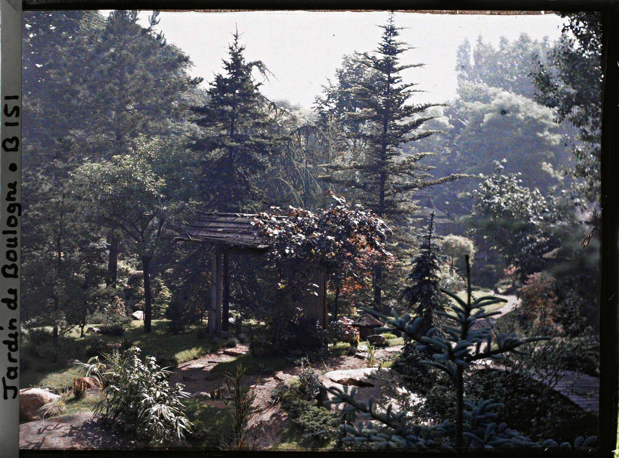 Image représentant Passerelle en bois du " sanctuaire japonais ", proche de la porte d'accès au " village japonais "