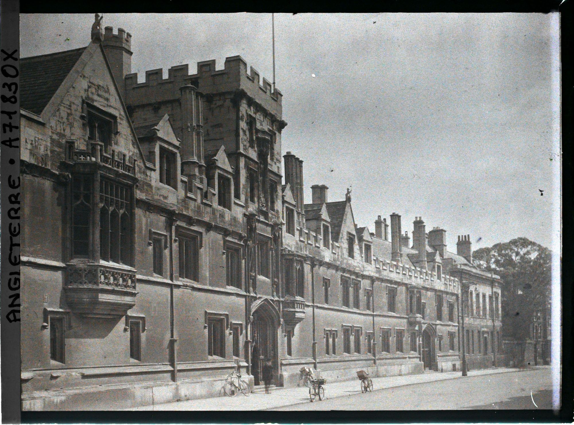 Image représentant Façade d'une université ?