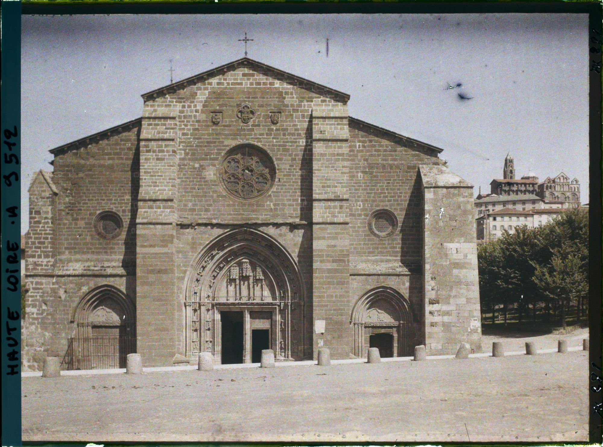 Image représentant L'église Saint-Laurent avec la cathédrale Notre-Dame-de-l'Annonciation à l'arrière-plan