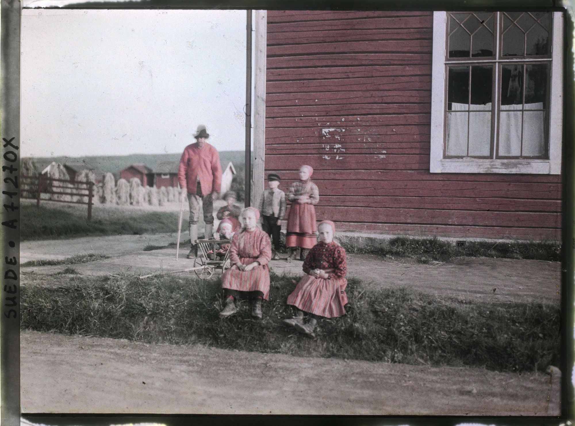 Image représentant Adultes et enfants en tenue de semaine devant une maison de prière