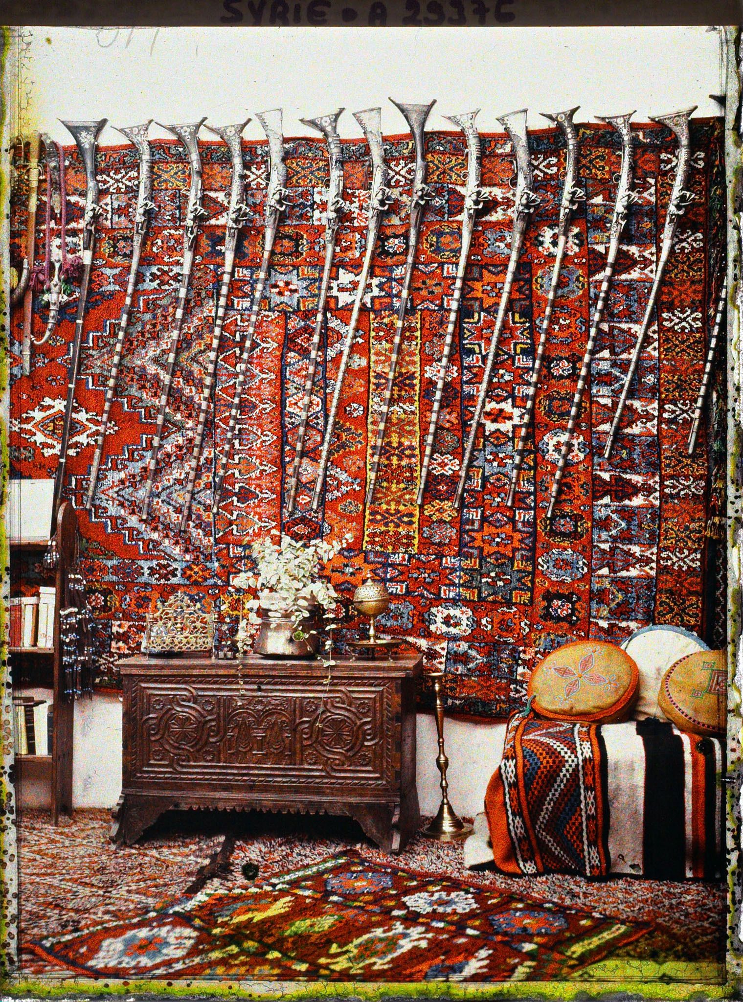 Image représentant Salon orné de tapis et de fusils