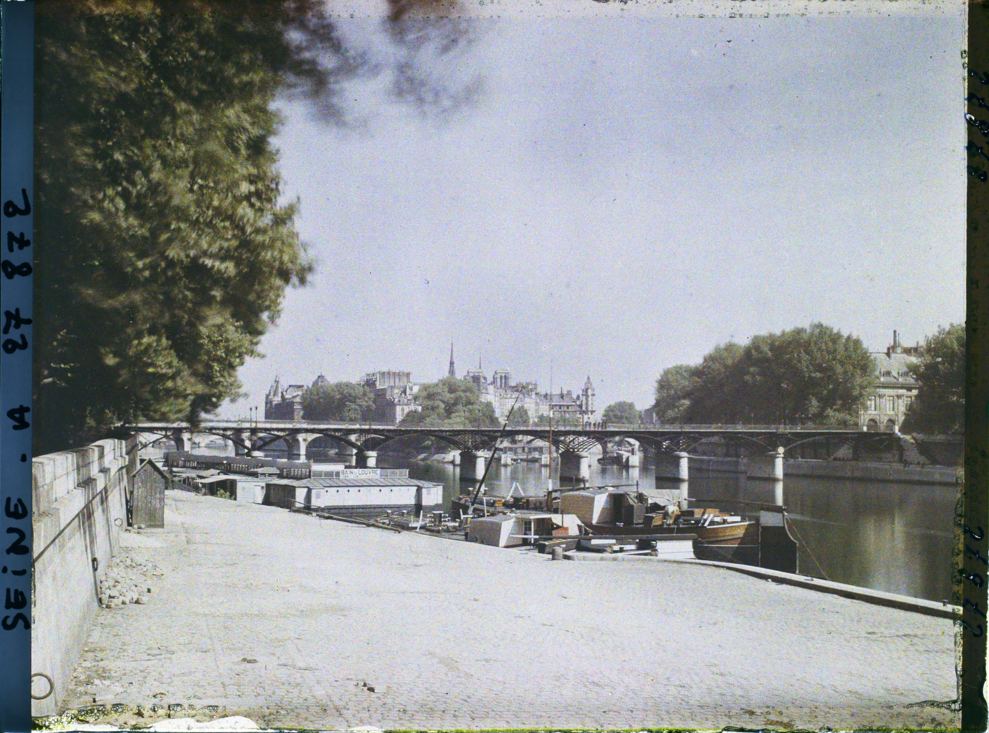 Image représentant Le pont des Arts et l'île de la Cité vus depuis le port du Louvre