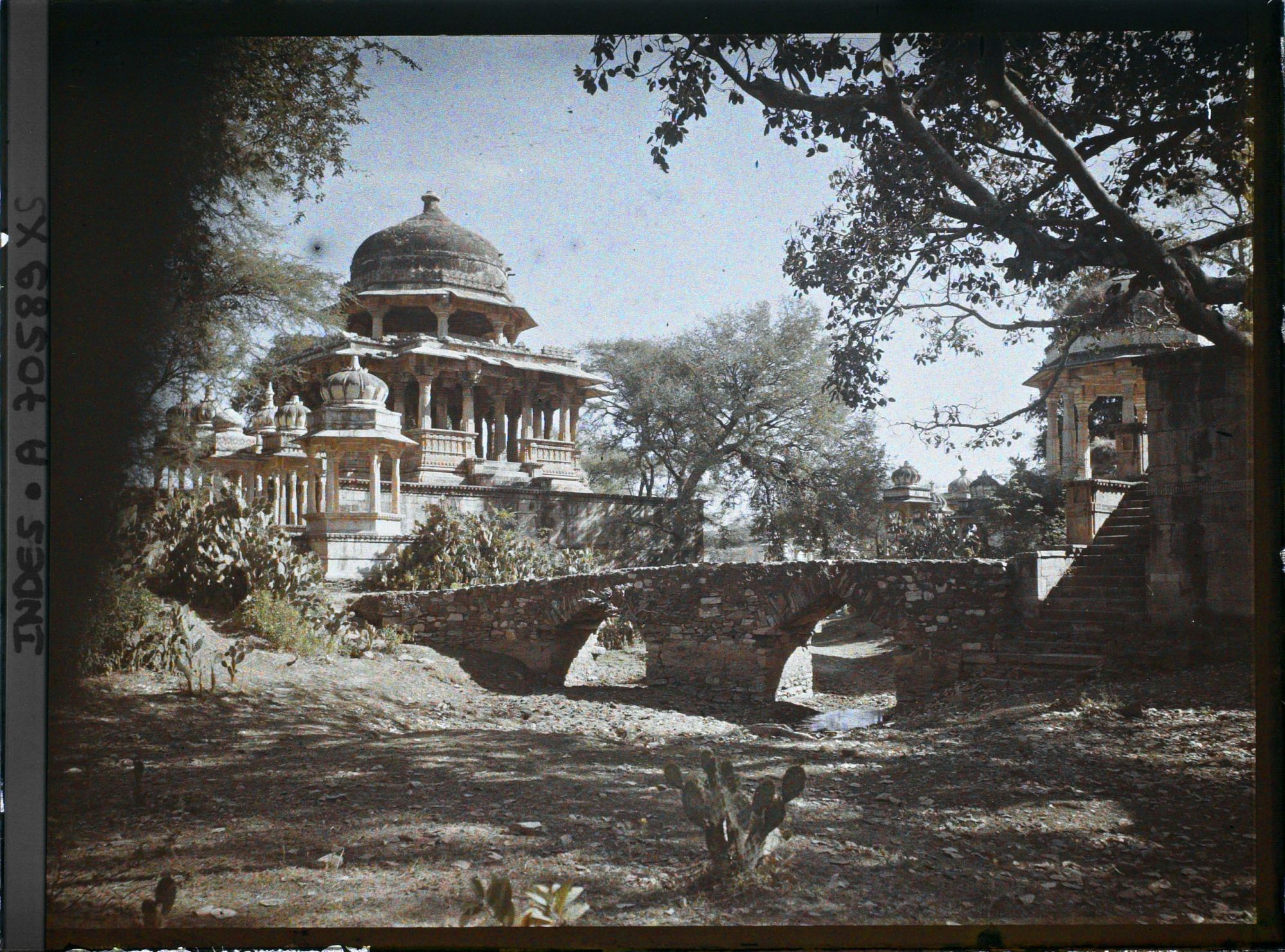 Image représentant Pont et chatris de la nécropole des Maharanas du Mewar