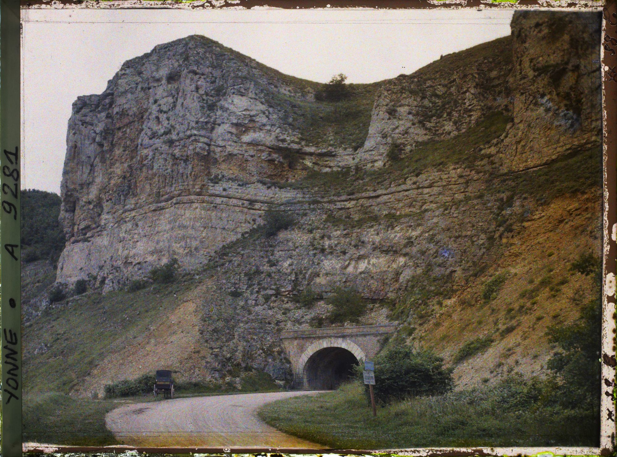 Image représentant L'entrée du tunnel dans les blocs de calcaire
