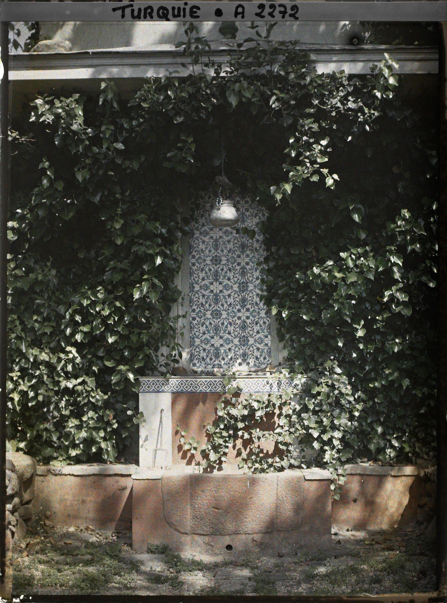 Image représentant Fontaine de " l'aile des cigognes " dans la propriété du consul de France, Grégoire Bay