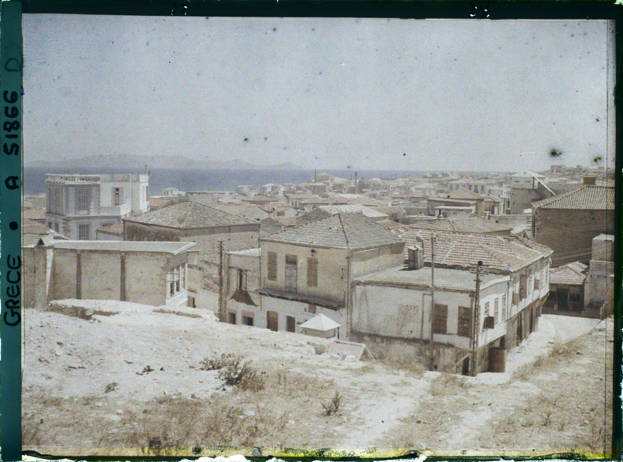 Image représentant Quartier en bord de mer, (vue depuis La Canée). Au fond, l'Ile Standia (actuelle Ile Dia)