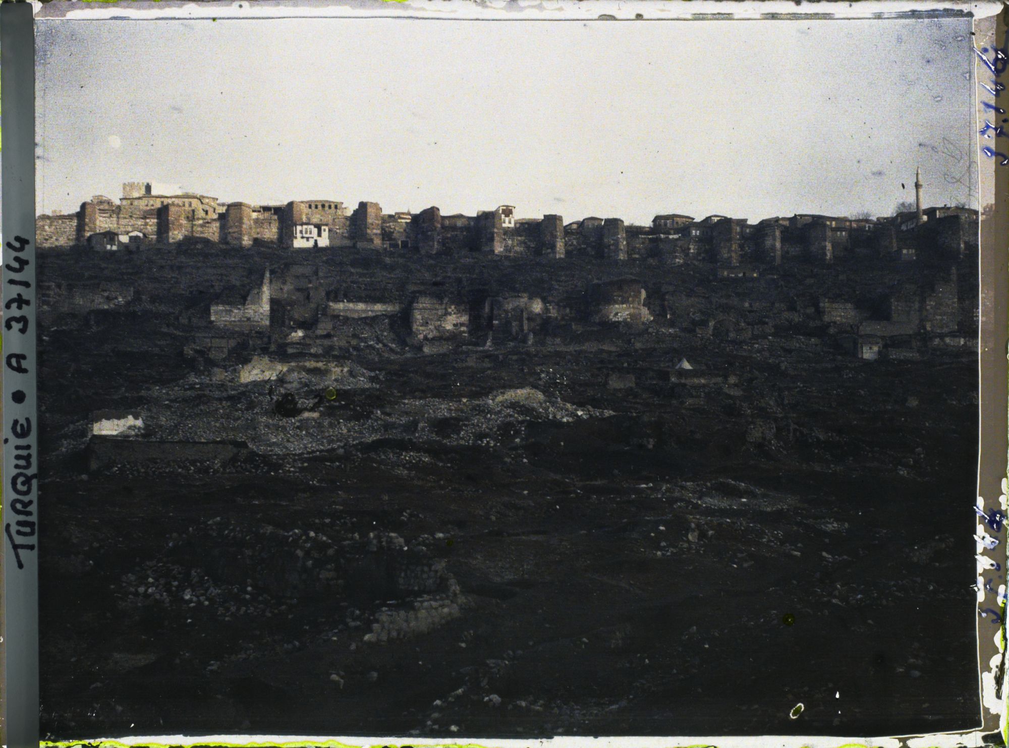 Image représentant Les murailles ouest de la citadelle au crépuscule (double enceinte)