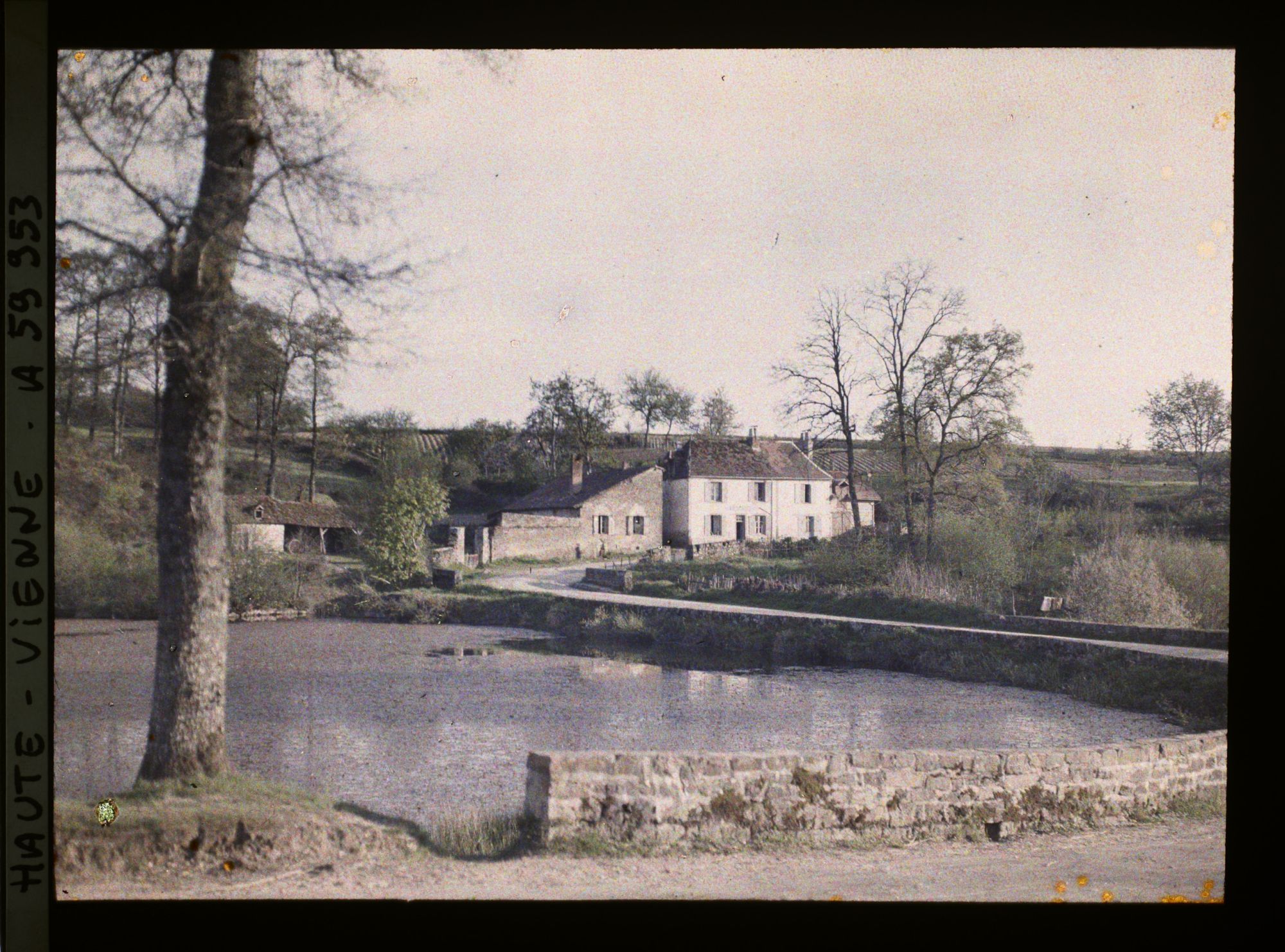 Image représentant Vue d'un étang et d'un hameau