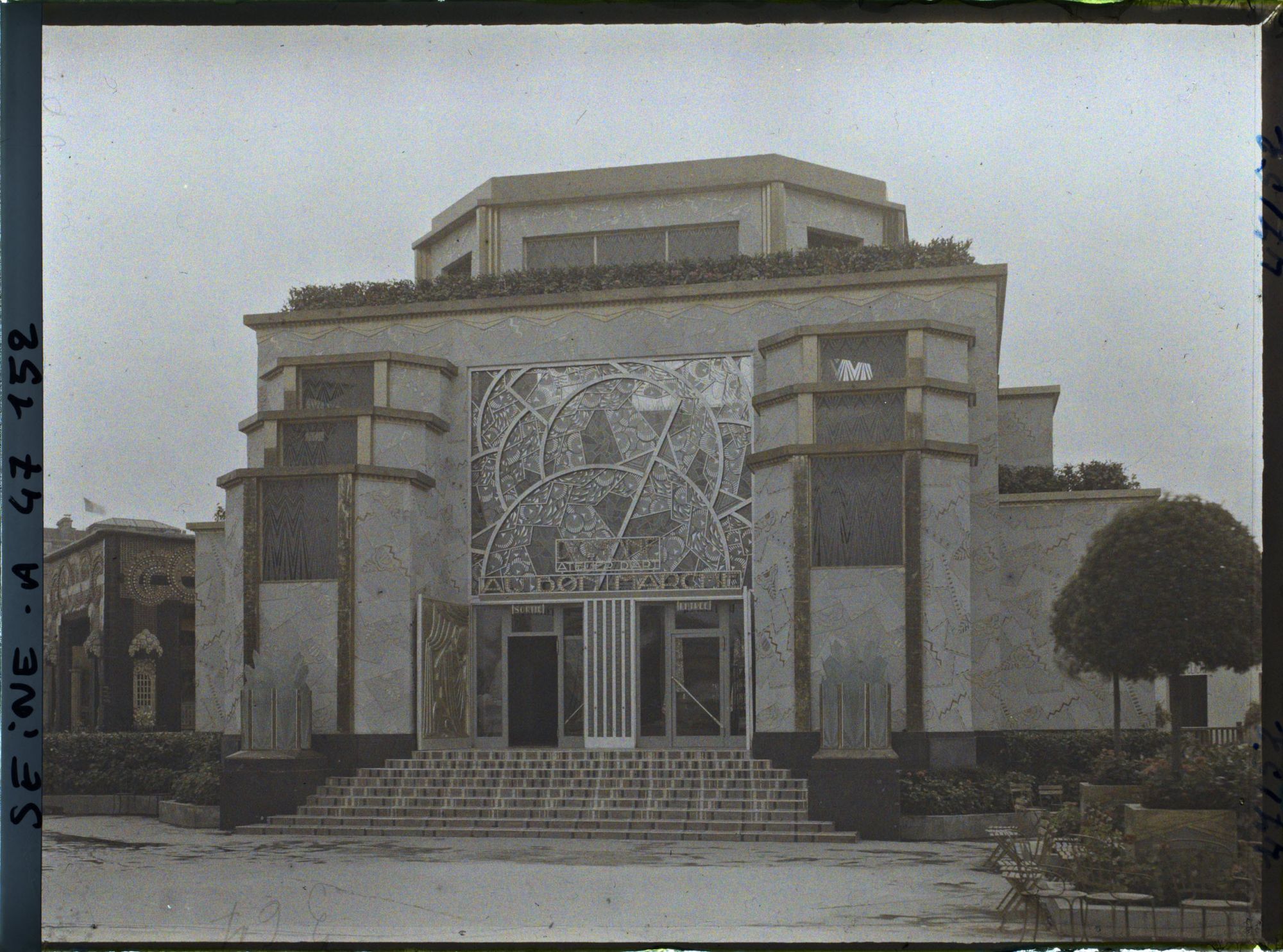 Image représentant L'Exposition des arts décoratifs, Au Bon Marché - Pavillon Pomone