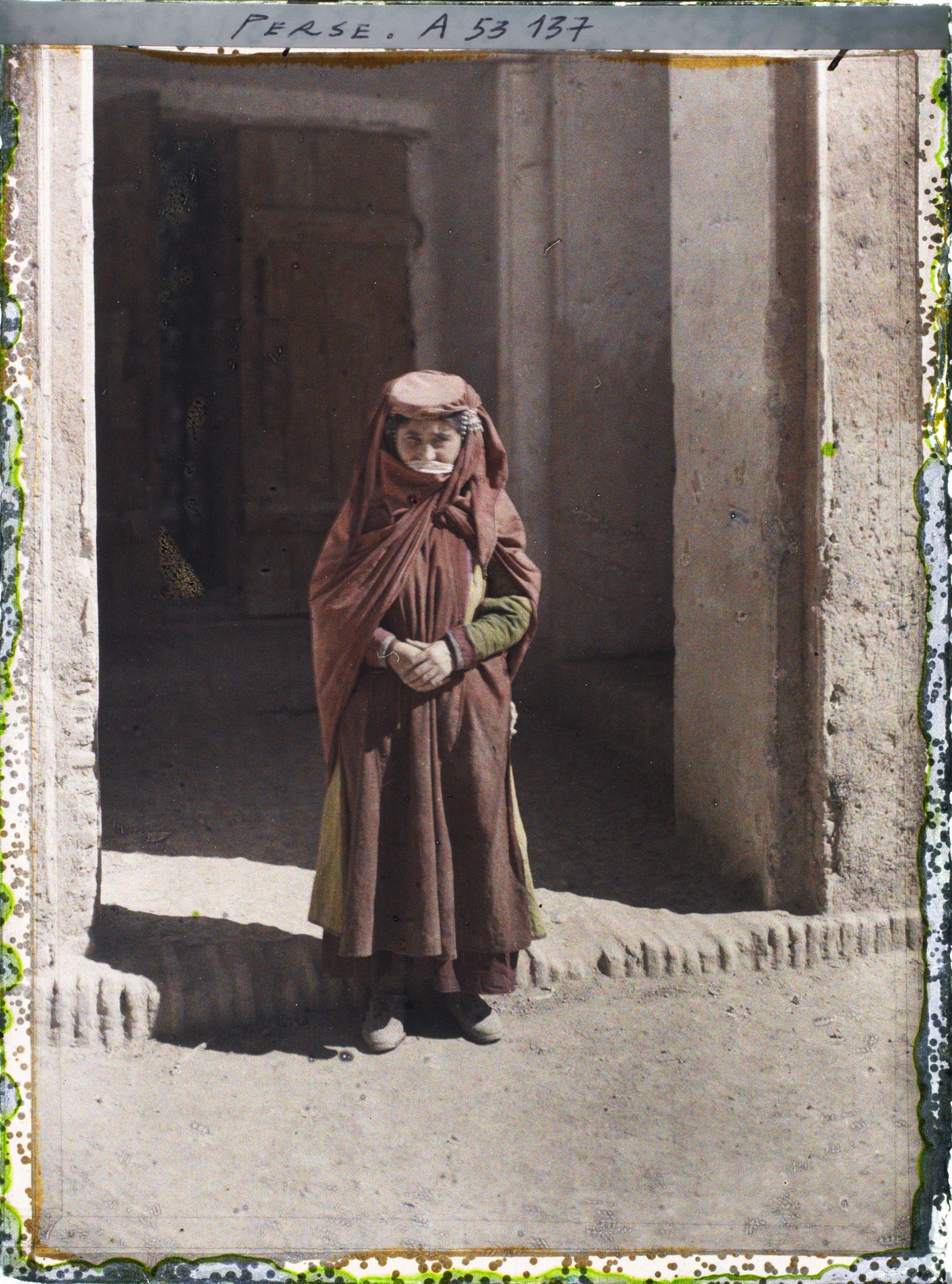 Image représentant Jeune femme arménienne en costume
