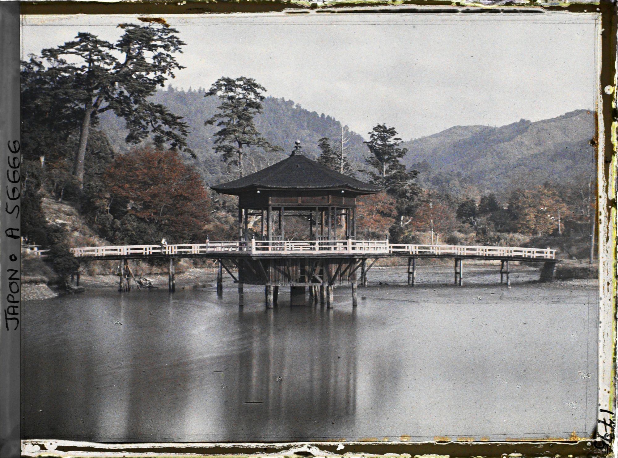 Image représentant Le Nara-koen (parc de Nara) : le pavillon Ukimidô sur l'étang Sagi (Sagi-ike)