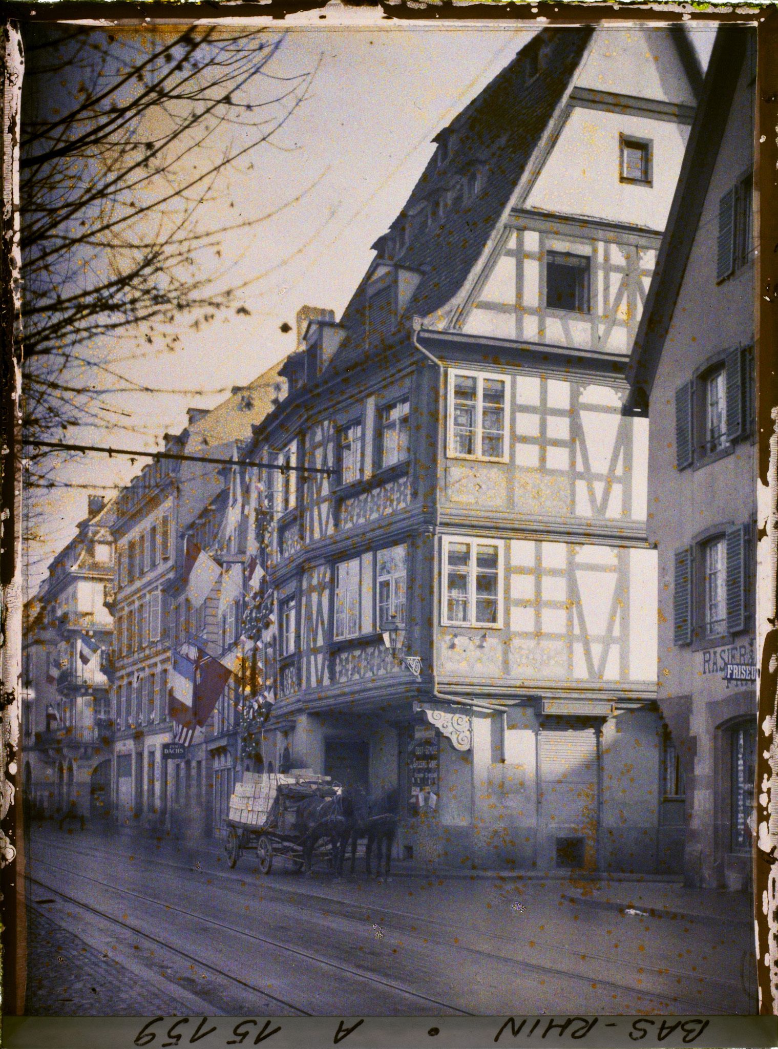 Image représentant France, Strasbourg, Une perspective du Quai des Bateliers, avec pavoisements