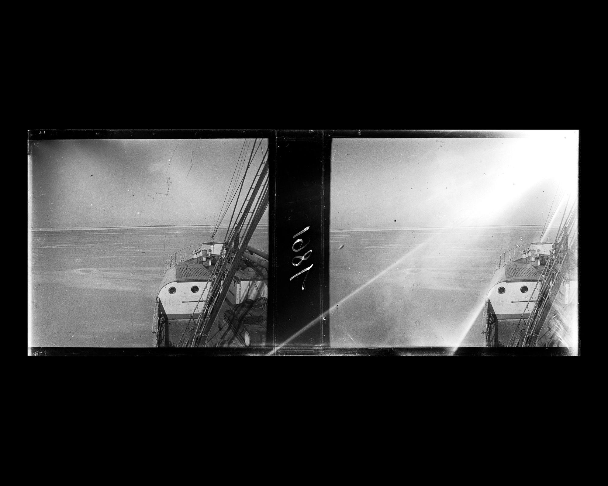 Image représentant La proue du vapeur allemand Staatssekretär Kraëtke pris dans la banquise