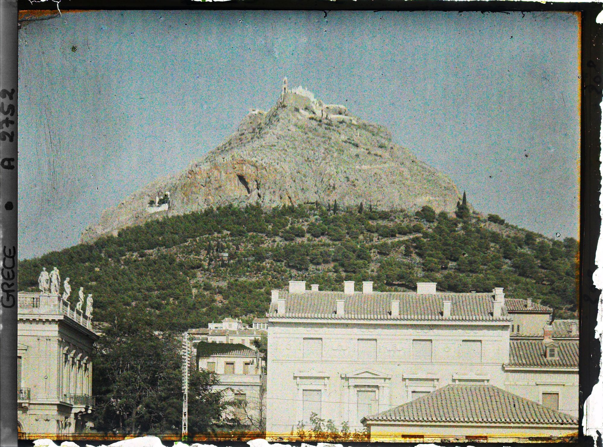Image représentant Le mont Lycabette avec à son sommet, la chapelle Saint-Georges (XIXe s) blanchie à la chaux