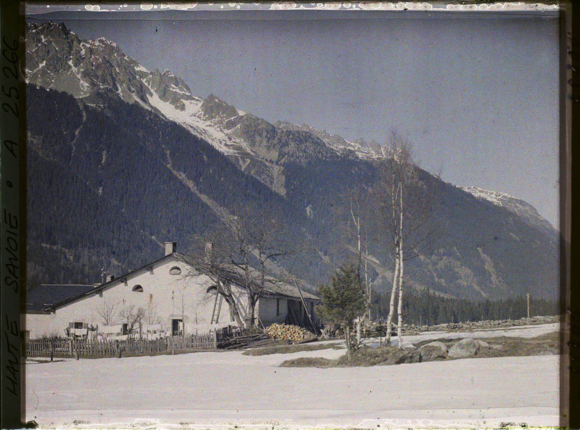 Image représentant Mouilles, Vallée de Chamonix, Village des Mouilles : types de maisons et les Aiges Rouges