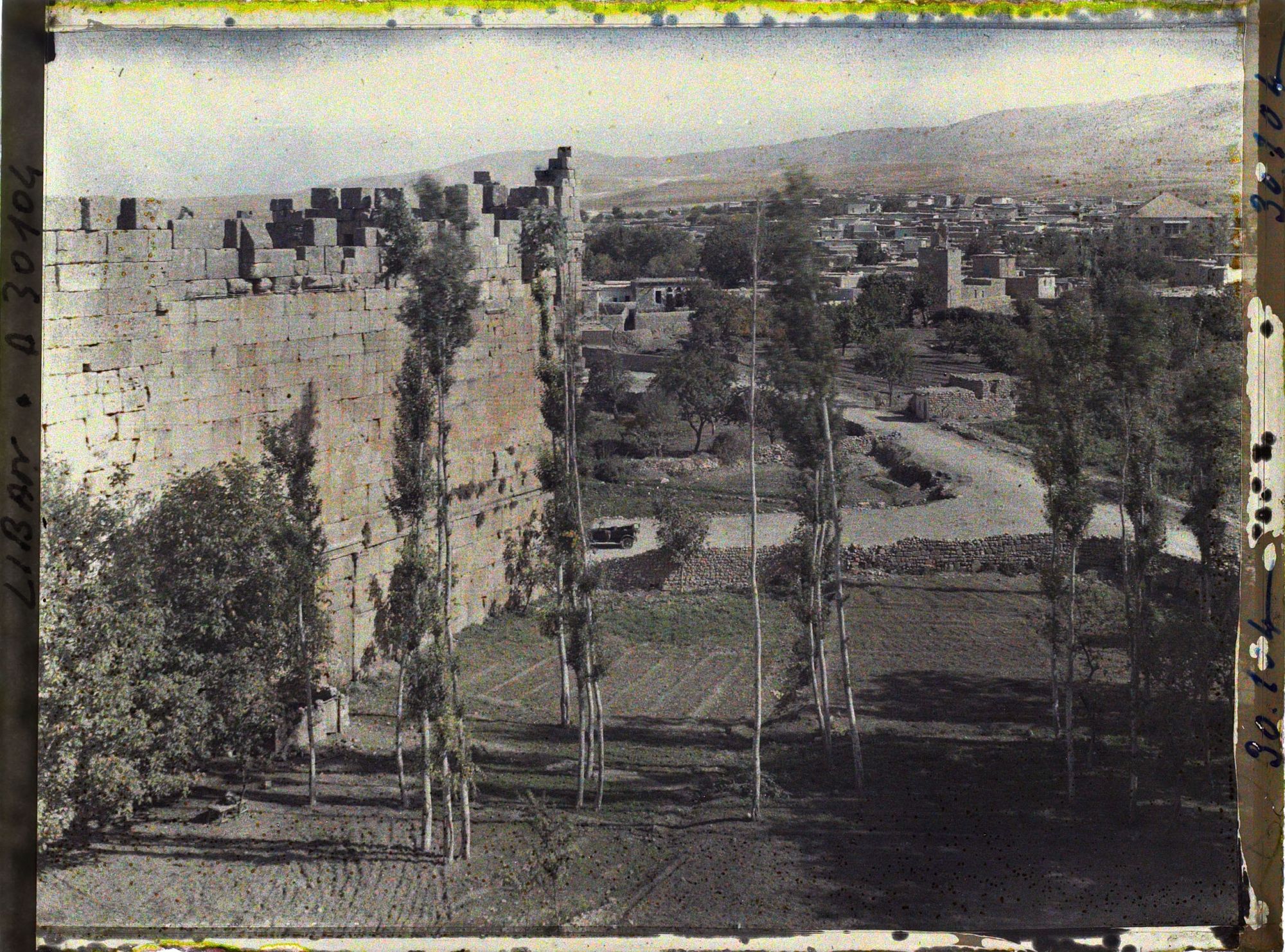 Image représentant Panorama d'une partie de la ville avec, sur la gauche, des vestiges fortifiés