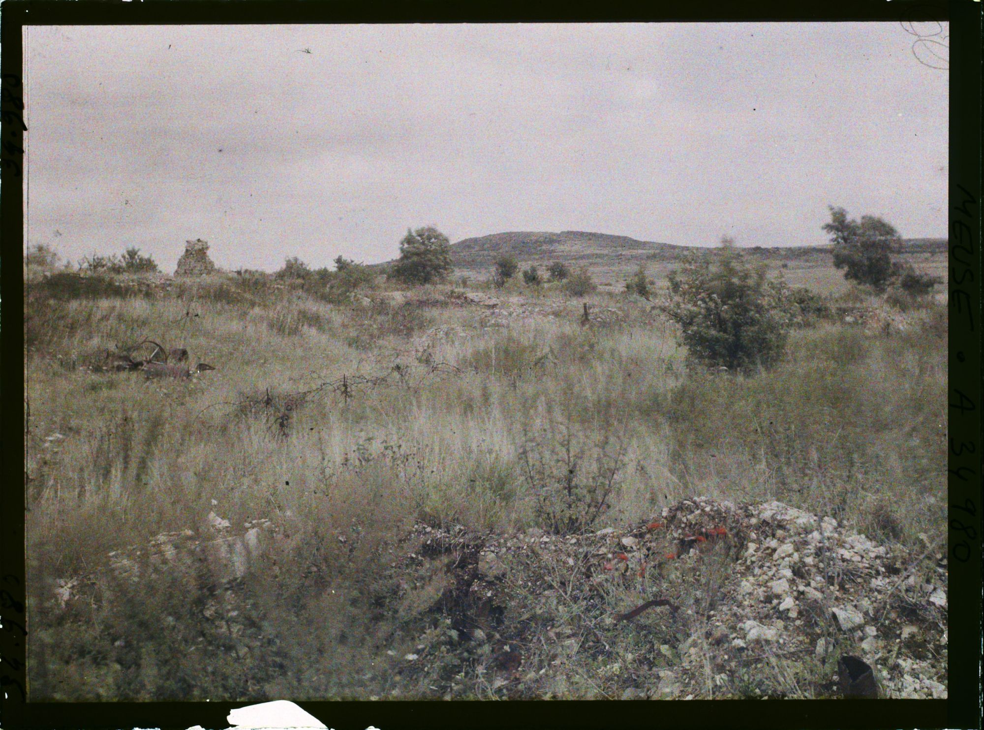 Image représentant France, Boureuil Secteur de Vauquois, Emplacement de l'ancien Boureuil, au fond, la butte de Vauquois