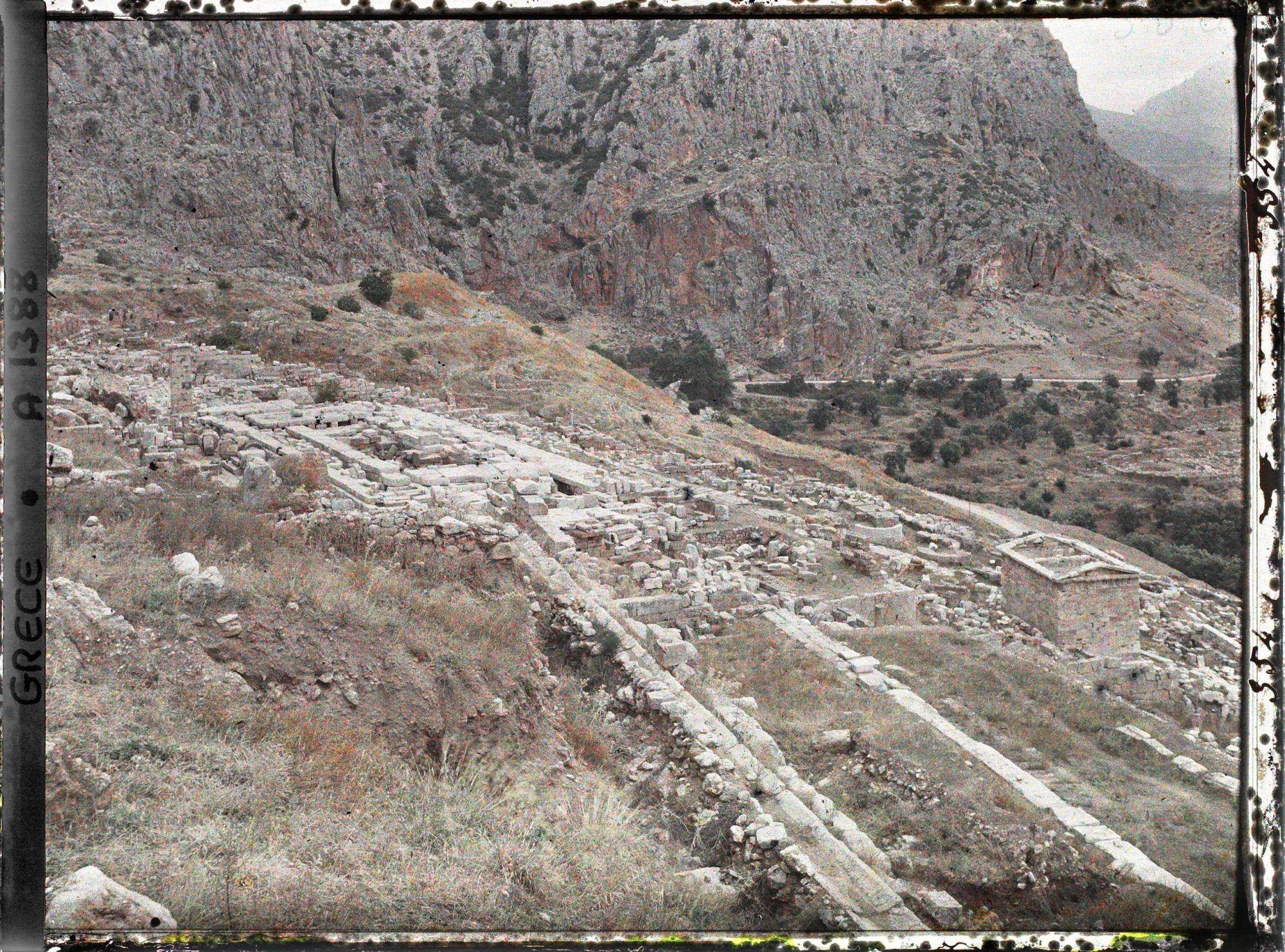 Image représentant Vue plongeante sur le Temenos ou Hieron (sanctuaire) d'Apollon, (avec le rectangle du temple)