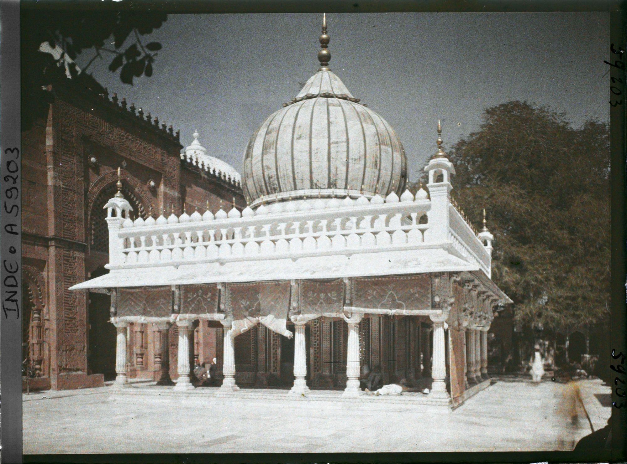 Image représentant Le dargâh de Nizamuddin, sanctuaire soufi construit sur la tombe de Hazrat Khawaja Nizamuddin Auliya (1238-1325)