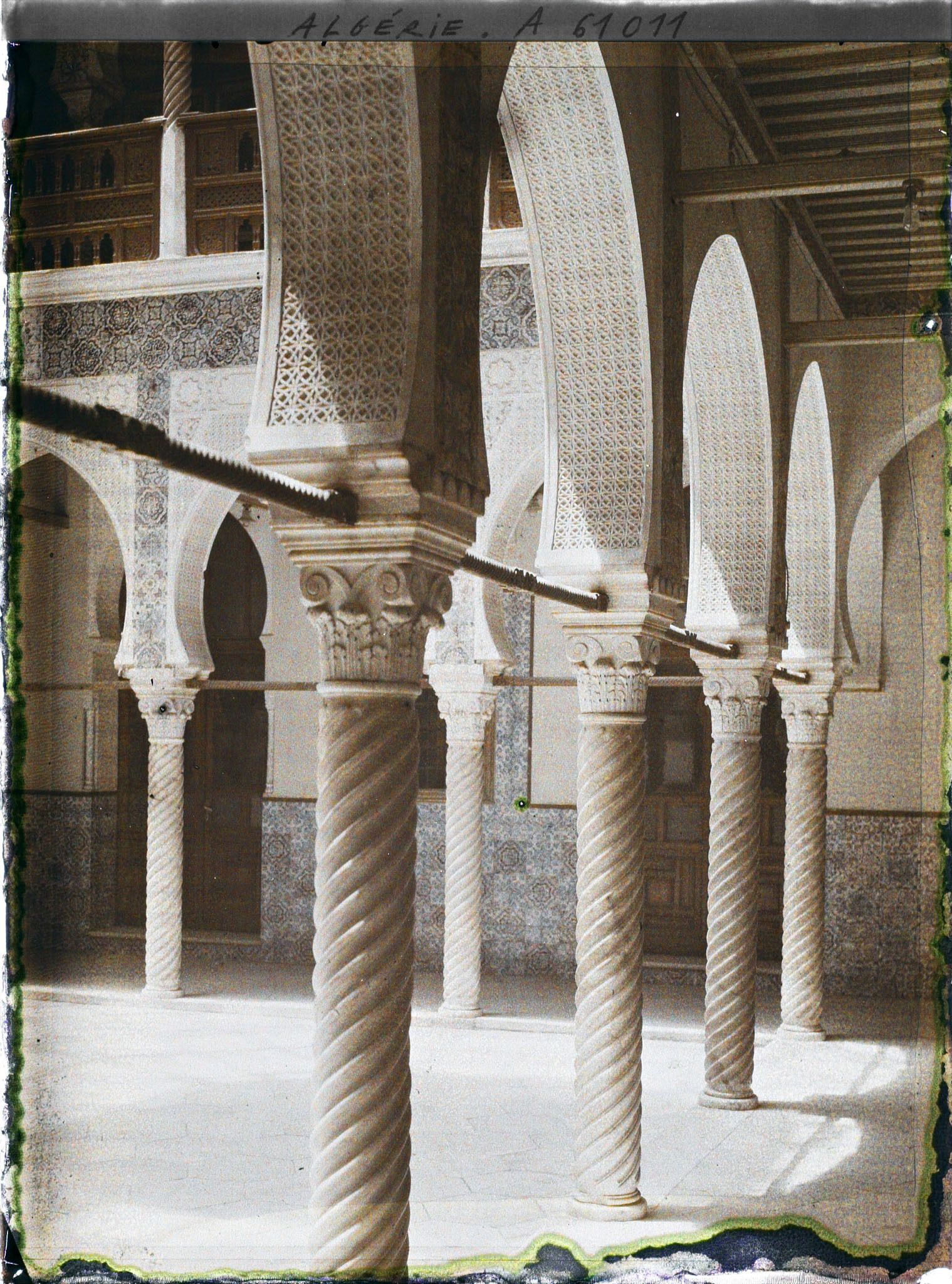 Image représentant La colonnade du patio du palais du Gouverneur ou Palais d'Hiver (Dar Hasan Pacha)