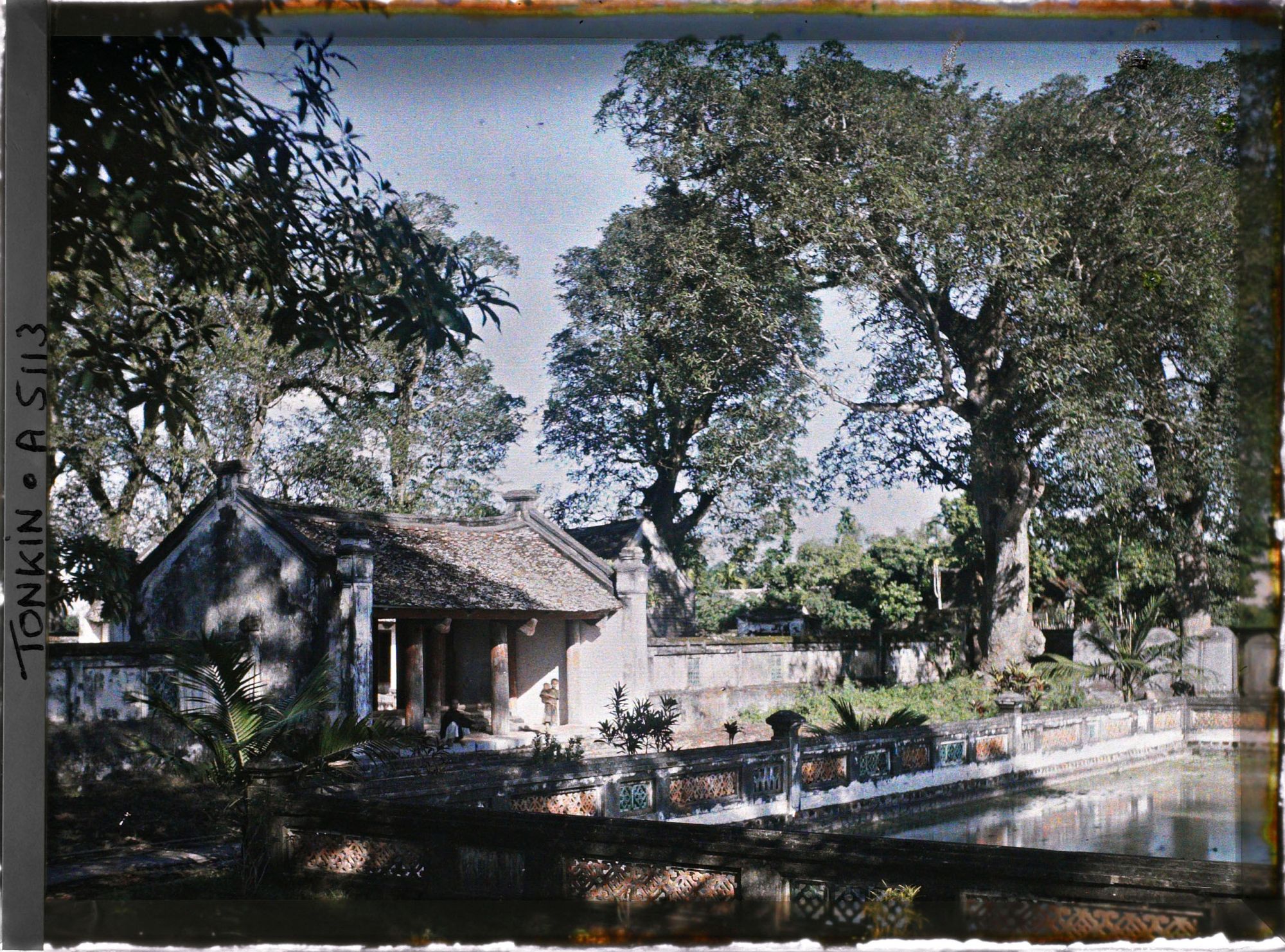 Image représentant L'angle nord-ouest du bassin Thien-quang-tinh (" Puits reflétant l'éclat pur du ciel ") du Van-mieu, temple confucéen de la " Culture littéraire ", dans le quartier de la Citadelle (route de Sinh-tu)