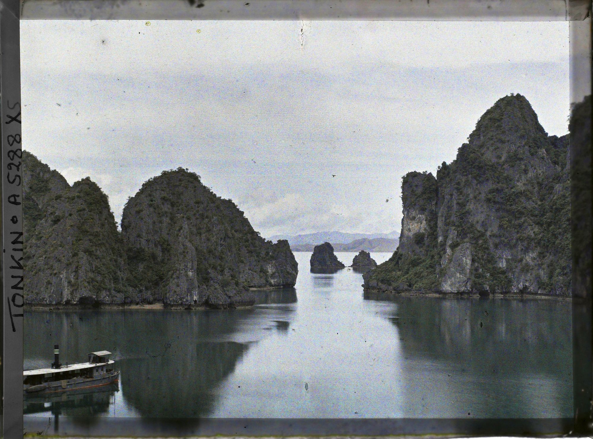 Image représentant Vue sur le Cirque de la Surprise après le passage d'un bateau à vapeur