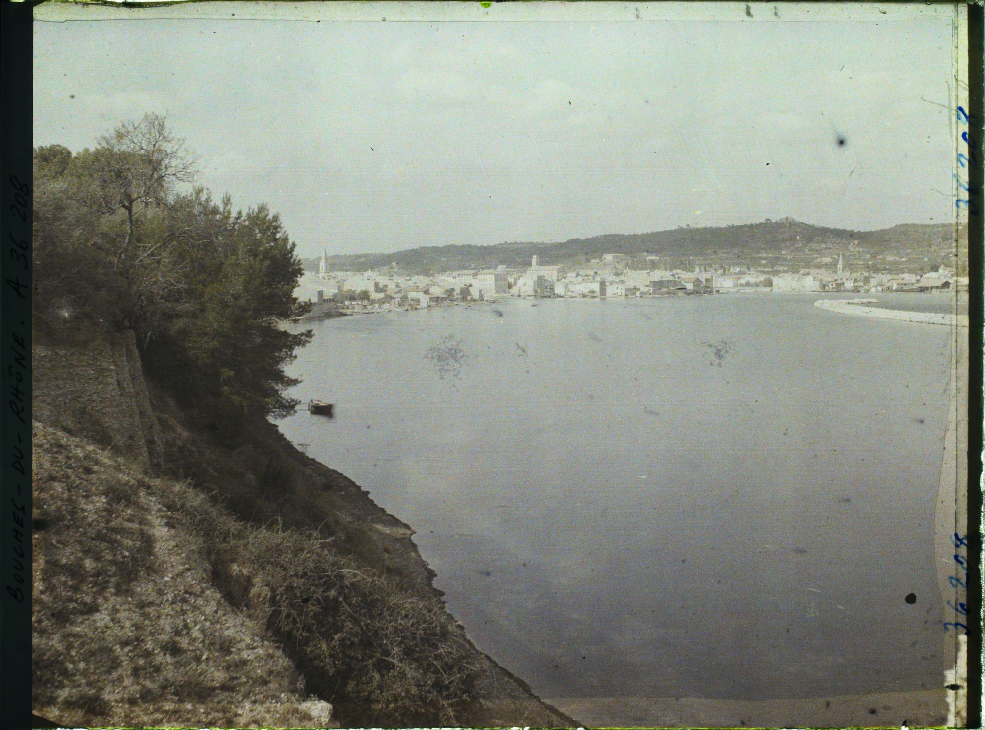 Image représentant Vue générale de la ville avec le canal de Marseille au Rhône