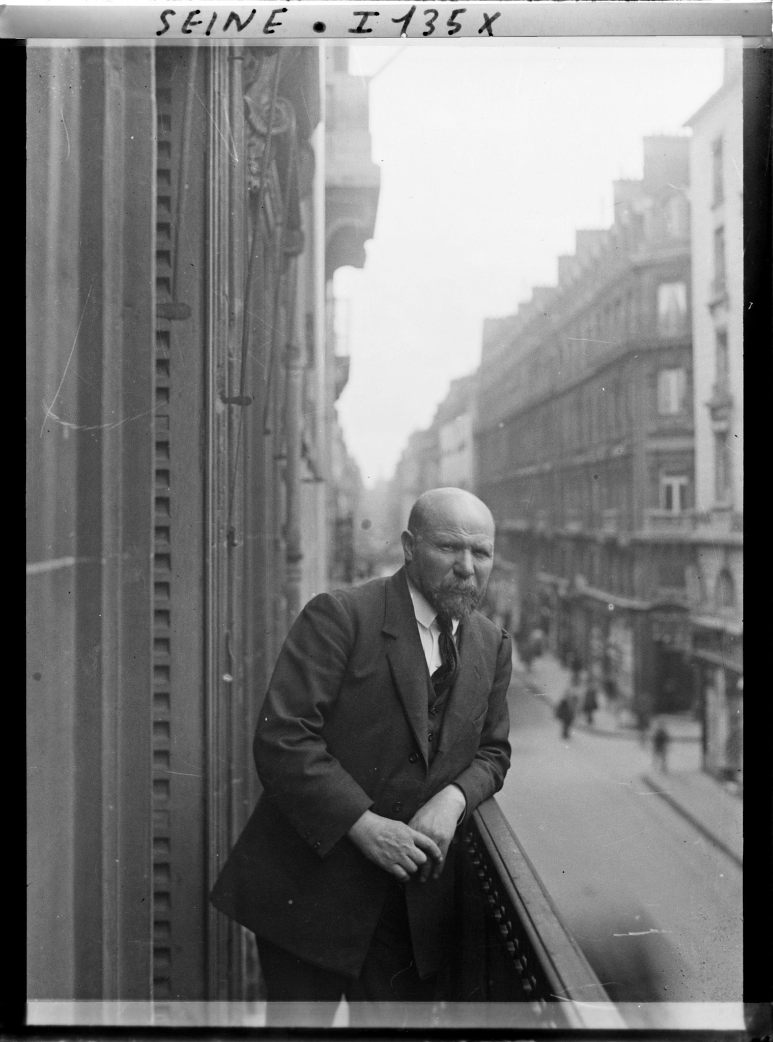 Image représentant Albert Kahn posant au balcon de sa banque, rue de Richelieu