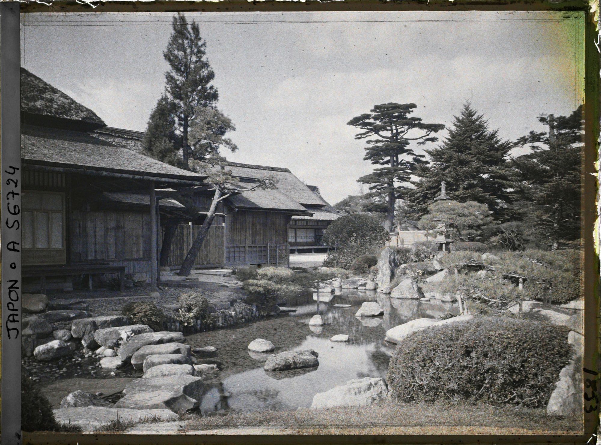 Image représentant Jardin Kôrakuen : le pavillon Enyô-tei et la maison Kakumei-kan (au fond à droite)