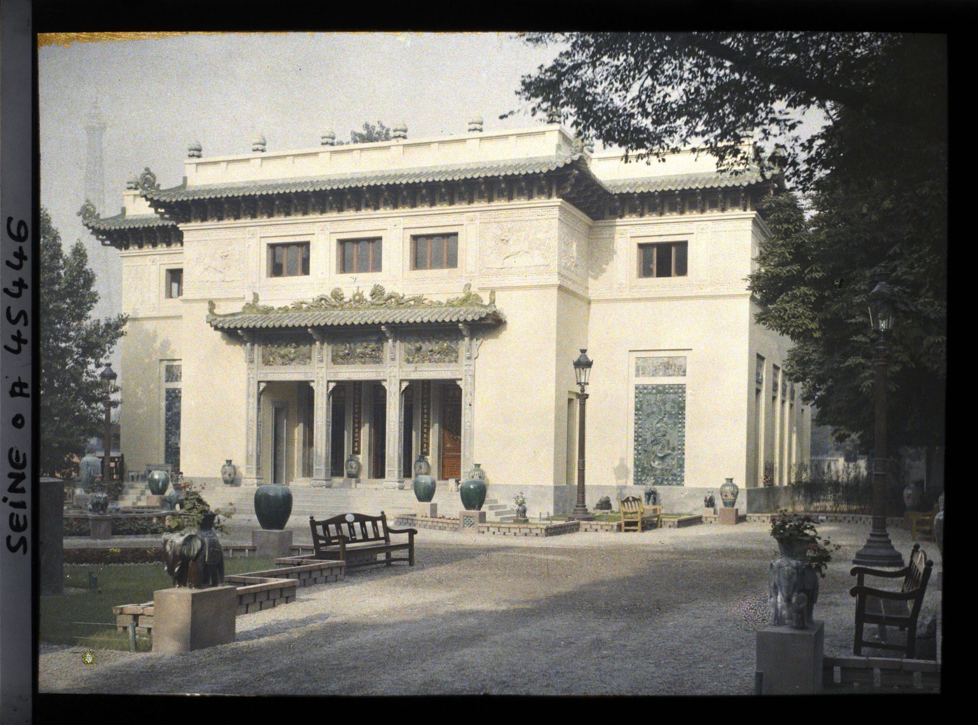 Image représentant L'Exposition des arts décoratifs, Pavillon de l'Indochine, entre le cours Albert 1er et les berges de Seine