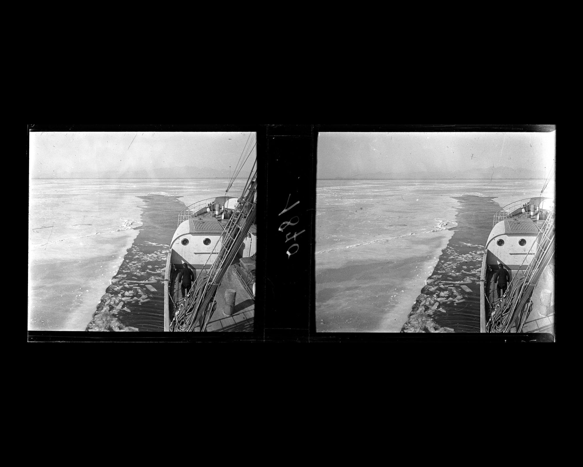 Image représentant Le vapeur allemand Staatssekretär Kraëtke, pris dans la banquise, fait machine arrière