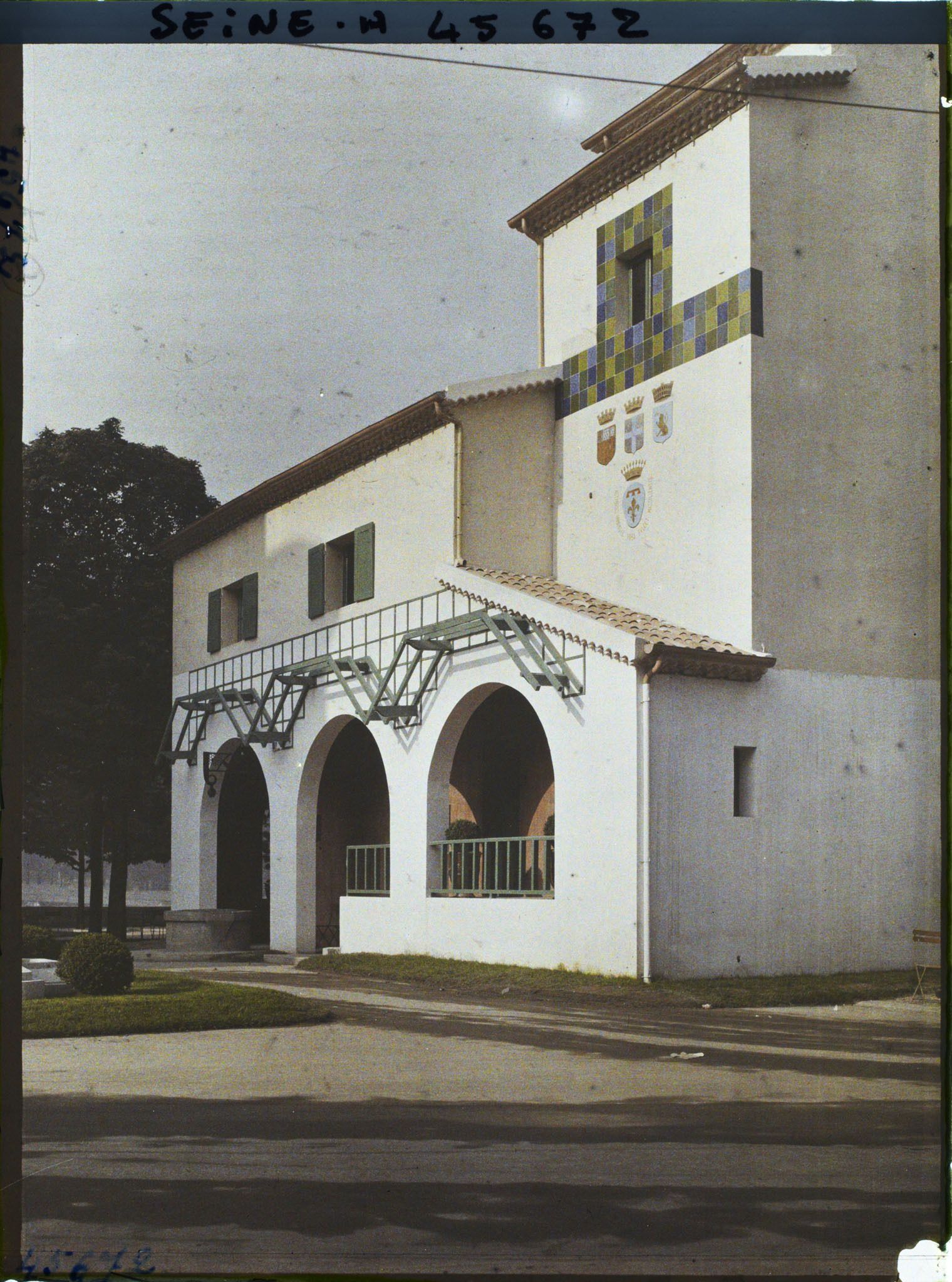 Image représentant L'Exposition des arts décoratifs, Pavillon de la Provence, sur le cours la Reine, Le mas